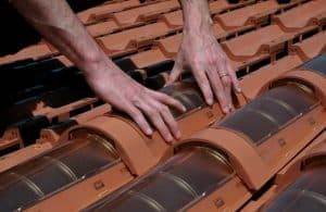 Empresas desenvolvem telha que substitui as placas solares.