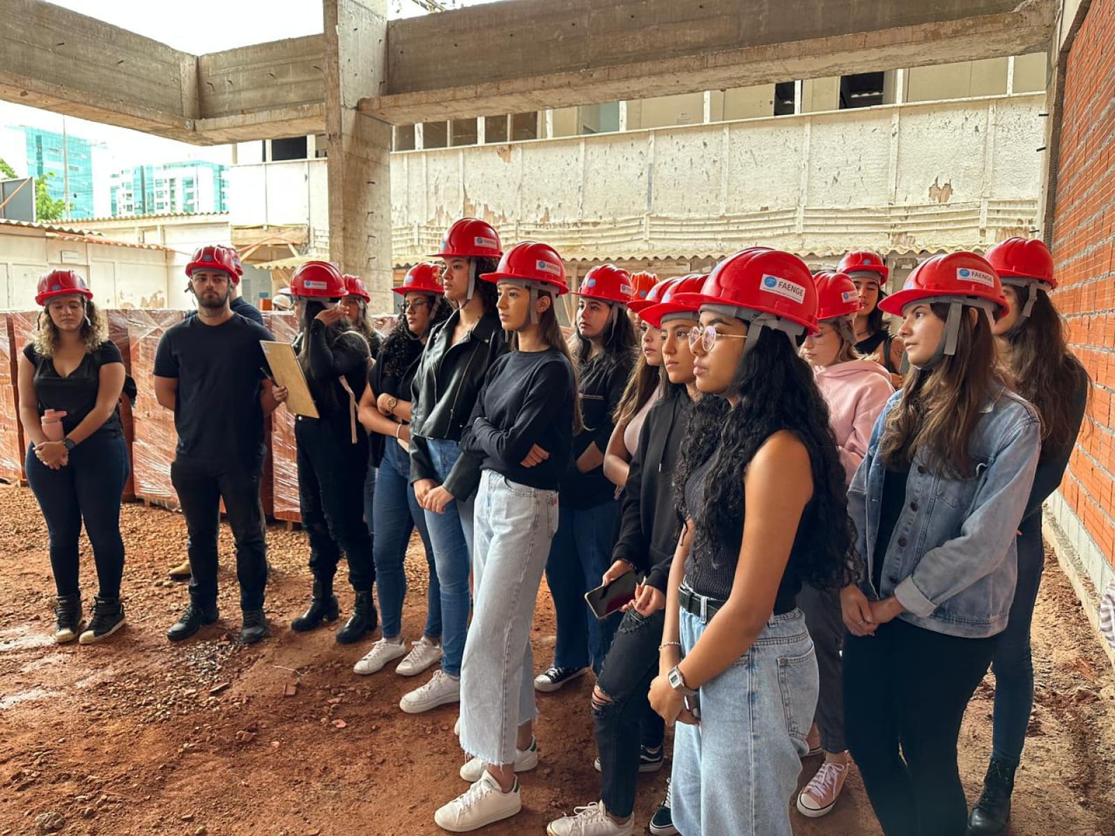 Estudantes de Arquitetura visitam obras da Construtora Faenge